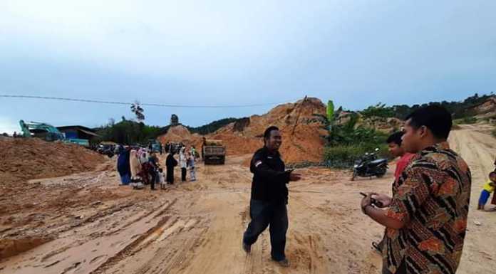 Warga Kampung Bugis Terganggu Penambangan Warga Kampung Bugis Terganggu Penambangan