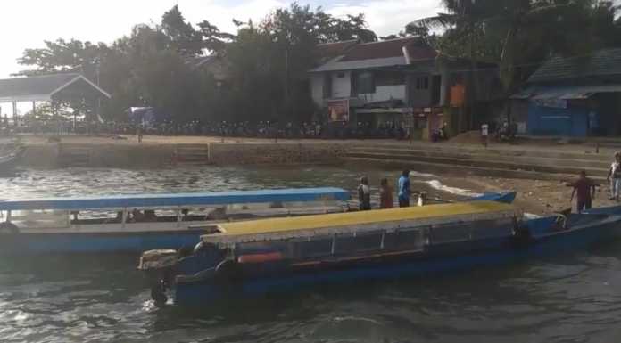 Pulau Doom, Berpersiar Dengan Becak Keliling Sambil Berdisko
