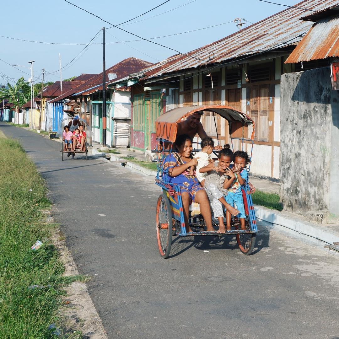 Pulau Doom, Berpersiar Dengan Becak Keliling Sambil Berdisko