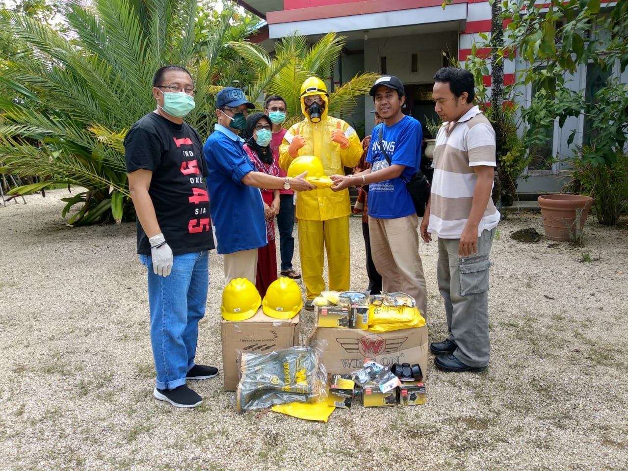 Universitas Muhammadiyah Sorong Serahkan Bantuan APD