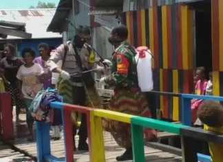 Sosialisasi Pencegahan Covid-19, Polisi dan TNI di Sorong Lakukan Hal Unik