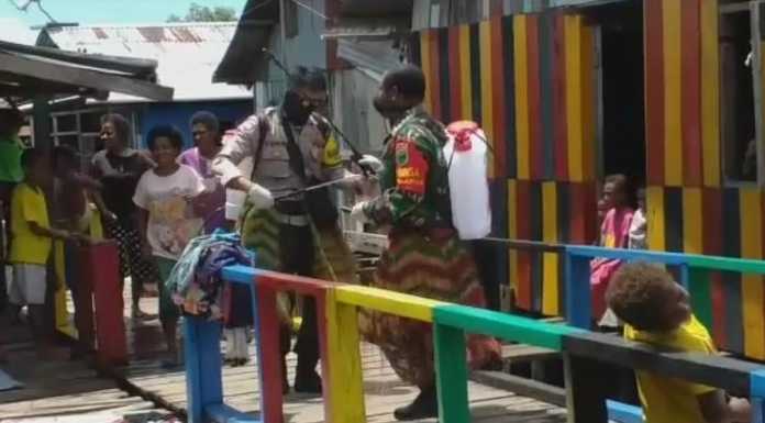 Sosialisasi Pencegahan Covid-19, Polisi dan TNI di Sorong Lakukan Hal Unik Sosialisasi Pencegahan Covid-19, Polisi dan TNI di Sorong Lakukan Hal Unik