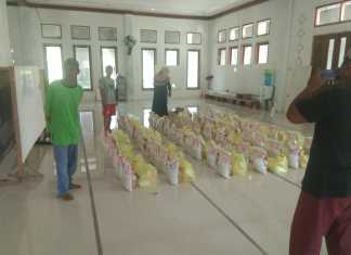 Masjid Al Mabrur Sorong Distribusikan Paket Sembako ke Warga