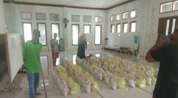 Masjid Al Mabrur Sorong Distribusikan Paket Sembako ke Warga
