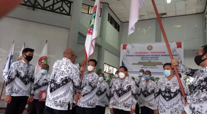 Pelantikan/Pengukuhan pengurus PGRI Kab.Manokwari
