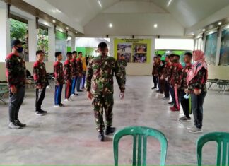 Para Personil Kokam Sedang Dilatih Oleh Anggota TNI/KODIM 1802