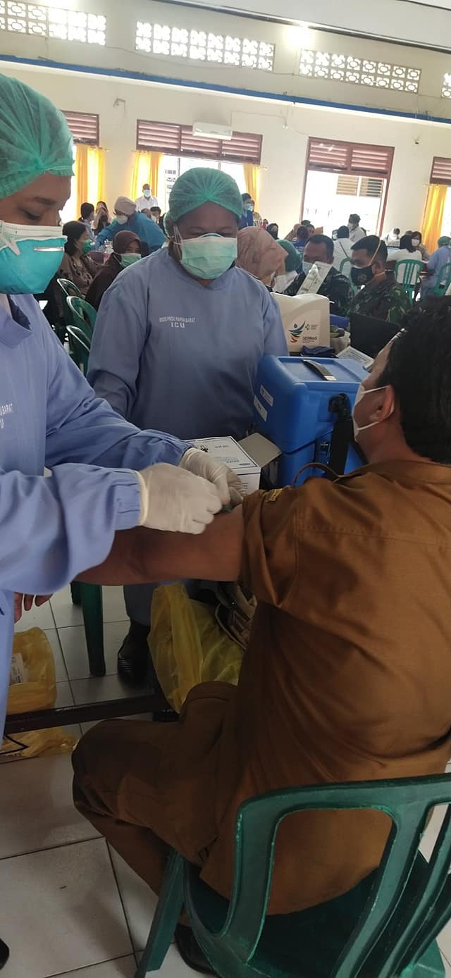 Putuskan Mata Rantai Covid-19, Dewan Guru SMP Yapis Manokwari Papua Barat Ikut Vaksinasi Massal