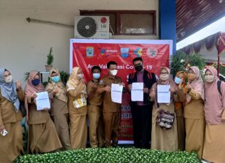 Dewan Guru SMP Yapis Manokwari Sedang Berpose Setelah Divaksin, 22/03/2021