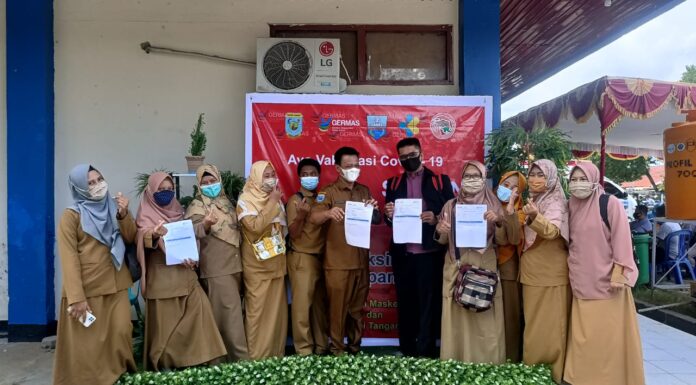 Dewan Guru SMP Yapis Manokwari Sedang Berpose Setelah Divaksin, 22/03/2021