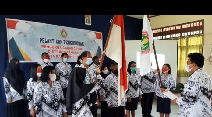 Prosesi Pelantikan Pengurus PGRI Cabang Warmare