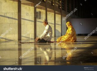 Pasangan Beribadah di Majid Istiqlal (www.shutterstock.com)