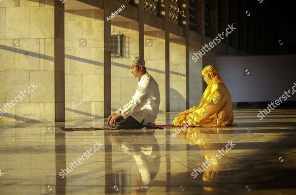 Pasangan Beribadah di Majid Istiqlal (www.shutterstock.com)