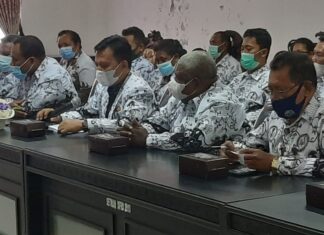 Ketua PGRI beserta para pengurus sedang melakukan audiensi dengan Komisi A DPRD Kabupaten Manokwari