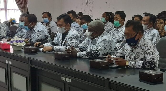 Audiensi dengan DPRD, Ketua PGRI Kabupaten Manokwari: Kami Ingin Lindungi dan Perjuangkan Kesejahteraan Pendidik! Ketua PGRI beserta para pengurus sedang melakukan audiensi dengan Komisi A DPRD Kabupaten Manokwari