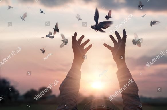 Perempuan dalam Doa (www.shutterstock.com)