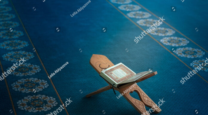 Quran di Masjid (Koleksi www.shutterstock.com)