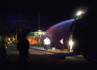 Anggota Kepolisian Memadamkan Pembakaran (Koleksi Sorong Terkini)