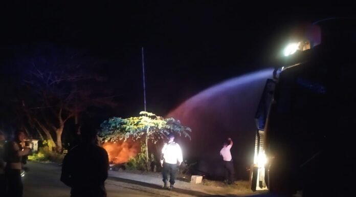 Anggota Kepolisian Memadamkan Pembakaran (Koleksi Sorong Terkini)