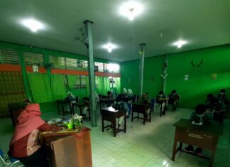 Siswa SMP Yapis Manokwari Mengikuti Simulasi Ujian Sekolah Berbasis Android