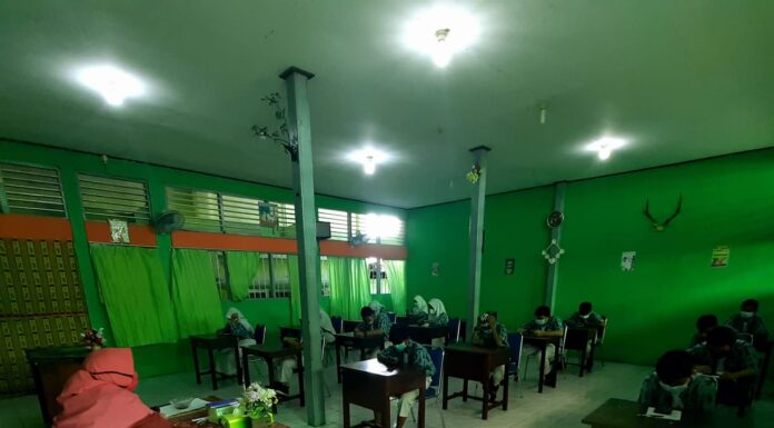 Siswa SMP Yapis Manokwari Mengikuti Simulasi Ujian Sekolah Berbasis Android
