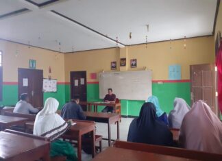 Plt. Ketua STIT Yapis Manokwari, Mumu Mulyana, S.Ag. Sedang Memberikan Arahan Persiapan Pelaksanaan PPL dan KKN Bagi Mahasiswa