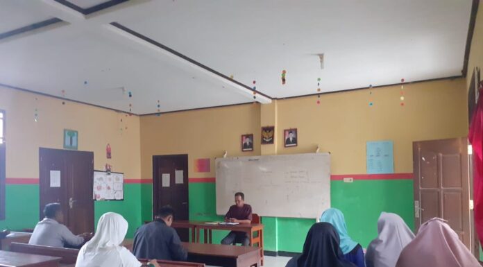 Plt. Ketua STIT Yapis Manokwari, Mumu Mulyana, S.Ag. Sedang Memberikan Arahan Persiapan Pelaksanaan PPL dan KKN Bagi Mahasiswa