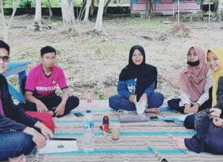 Mahasiswa STIT Yapis Manokwari Kuliah Alam di Pantai Undi. SP. 7 (Sumber: SorongTerkini.id)