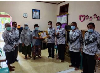 Ketua PGRI Kabupaten Manokwari Menyerahkan Bingkisan Lebaran Kepada Salah Satu Sesepuh Mantan Kepala Sekolah