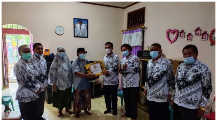 Sambut Idul Fitri 1442 H, PGRI Kabupaten Manokwari bagi Bingkisan Lebaran ke Para Sesepuh Mantan Kepala Sekolah Ketua PGRI Kabupaten Manokwari Menyerahkan Bingkisan Lebaran Kepada Salah Satu Sesepuh Mantan Kepala Sekolah