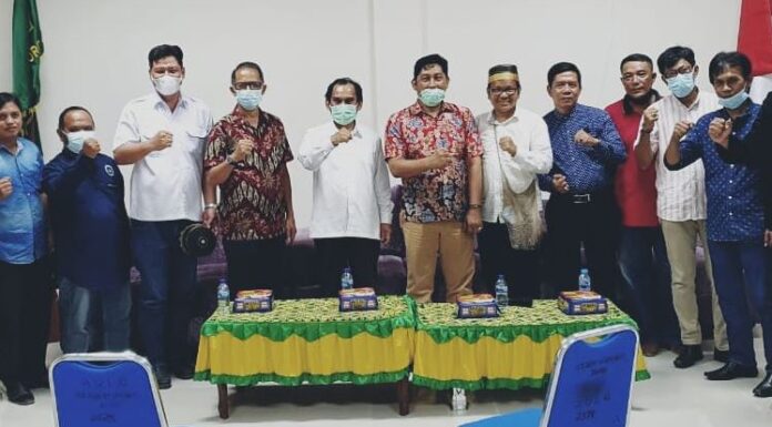 Foto Bersama: Rektor IAIN Sorong, Pengurus BPD KKSS dan Team Formatur IPSS Kota Sorong  (Sumber: SorongTerkini.id)