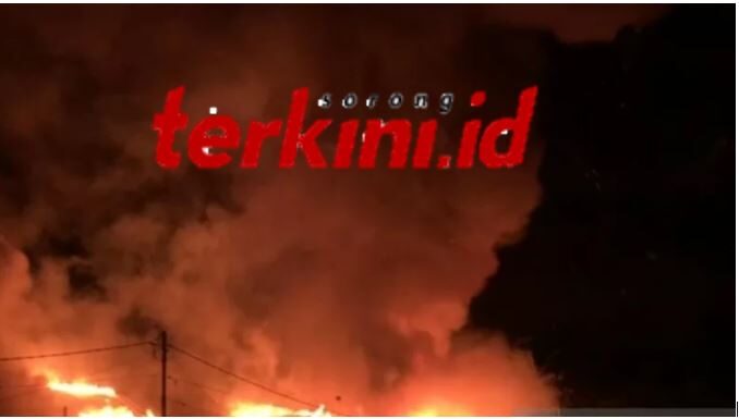 Kobaran Api serta Angin Kencang Menghabiskan Puluhan Lapak Jualan di Pasar Wosi Manokwari (Dokumentasi:SorongTerkini.id)