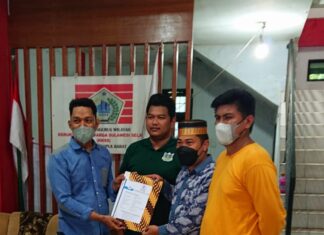 H. Harun Nurdin, S.T. Mengembalikan Formulir Pendaftaran Kepada Panitia Kongres BPP IPSS Papua Barat (Dokumentasi: Sorong Terkini)