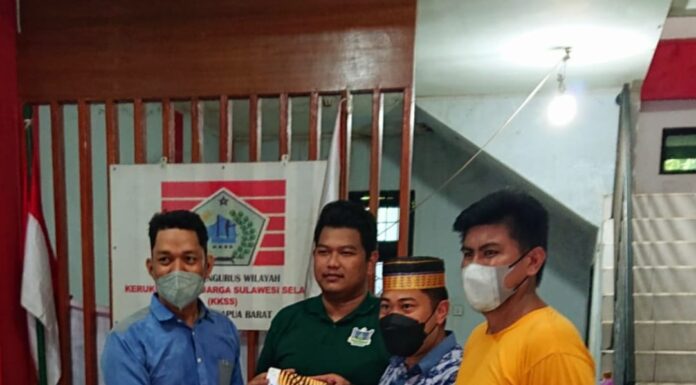 H. Harun Nurdin, S.T. Mengembalikan Formulir Pendaftaran Kepada Panitia Kongres BPP IPSS Papua Barat (Dokumentasi: Sorong Terkini)