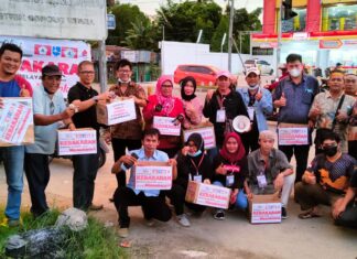 Syamsudin M. Djohan (Ketua BPD KKSS Kota Sorong) Foto Bersama Panitia Aksi Solidaritas (Dokumentasi: SorongTerkini.id)