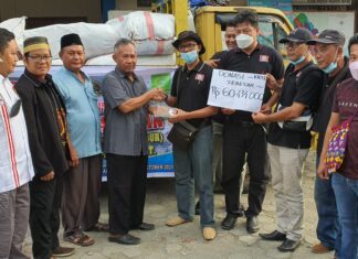 Syamsudin M. Djohan Didampingi Perwakilan BPW KKSS Papua Barat dan BPP IPSS Papua Barat Menyerahkan Bantuan Warga Kota Sorong (Dokumentasi SorongTerkini.id)