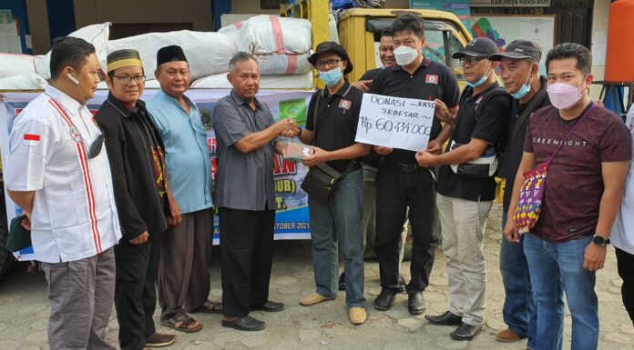 Serahkan Bantuan Korban Kebakaran Kampung Nelayan, Syam M. Djohan: Ini Bagian dari Kepedulian Warga Kota Sorong Syamsudin M. Djohan Didampingi Perwakilan BPW KKSS Papua Barat dan BPP IPSS Papua Barat Menyerahkan Bantuan Warga Kota Sorong (Dokumentasi SorongTerkini.id)