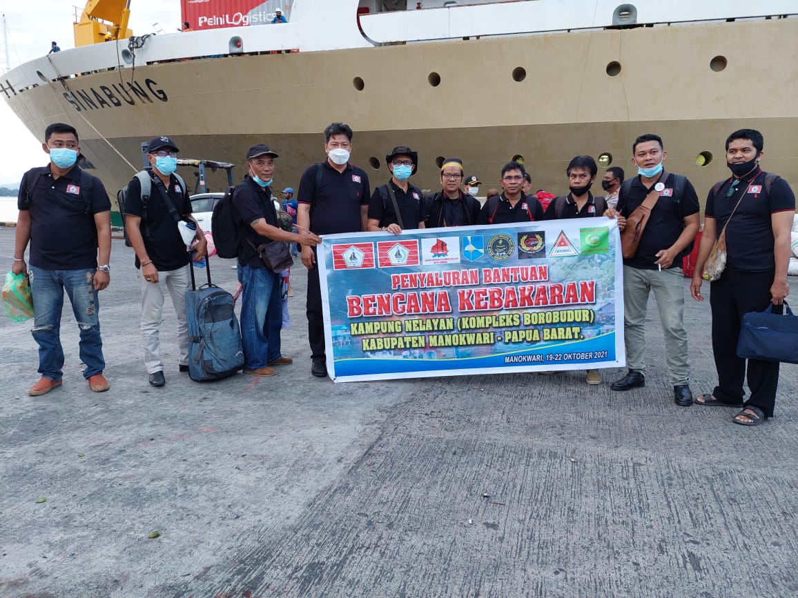 Serahkan Bantuan Korban Kebakaran Kampung Nelayan, Syam M. Djohan: Ini Bagian dari Kepedulian Warga Kota Sorong