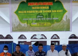 Didampingi Dekan FTIK, Rektor IAIN Sorong Foto Bersama Pengurus dan Jamaah Masjid Hidayatullah Saonek Raja Ampat (Dokumentasi: SorongTerkini.id)