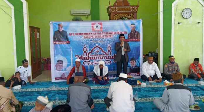 Rektor IAIN Sorong Menyajikan Hikmah Maulud Nabi Muhammad  saw. di Masjid Agung Waisai Raja Ampat (Dokumentasi: SorongTerkini.id)