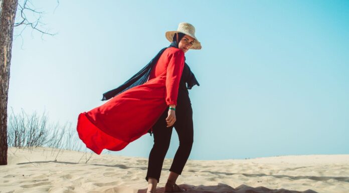 Rekomendasi Outfit Wanita ke Pantai yang Simpel dan Modis outfit ke pantai