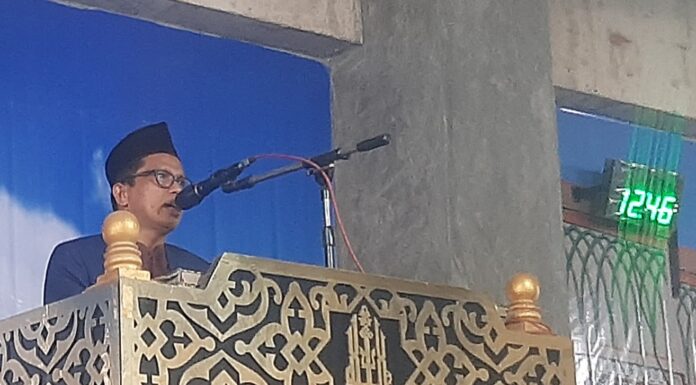 Hasbullah, Ph.D saat menyampaikan khutbah jumat di Masjid Raya Al-Akbar Kota Sorong